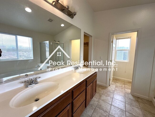 Building Photo - 1811 Waterfall Dr