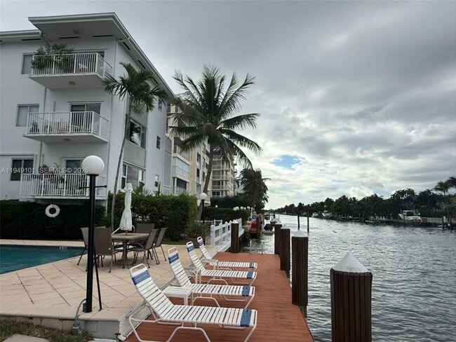 Building Photo - 10250 W Bay Harbor Dr