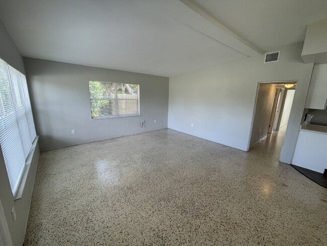 Building Photo - Desirable location in Melbourne FL