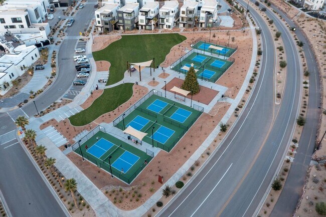 Building Photo - Desert Color Townhome!