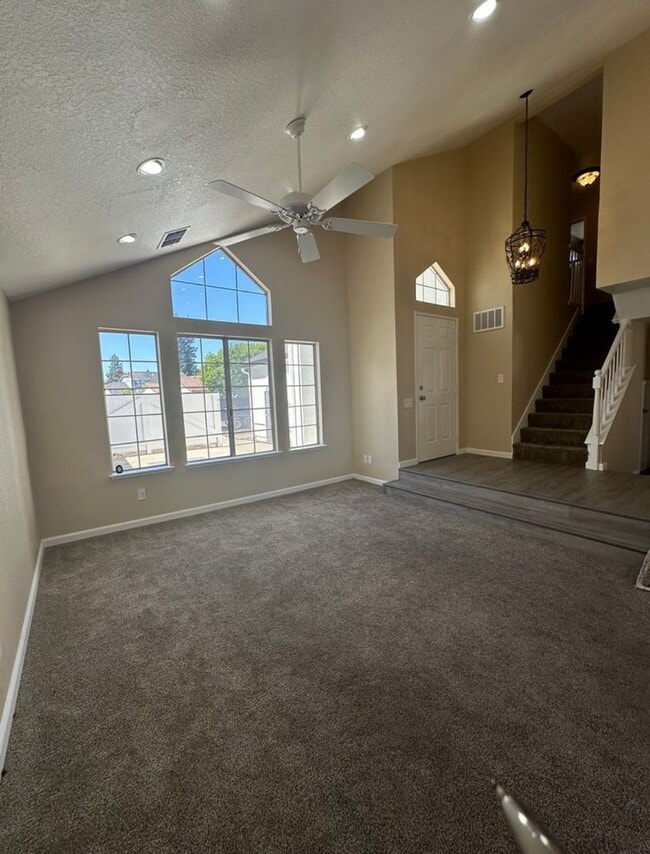 Building Photo - A Stunning desirable 3 Bedroom and 2.5 Bat...