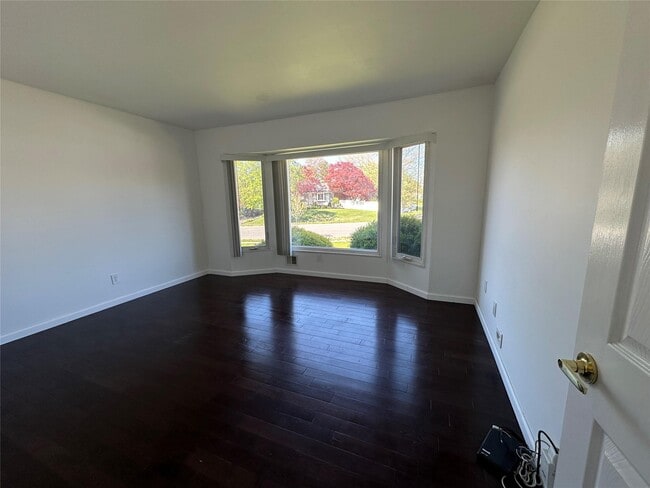 Building Photo - 14 Somers Ln
