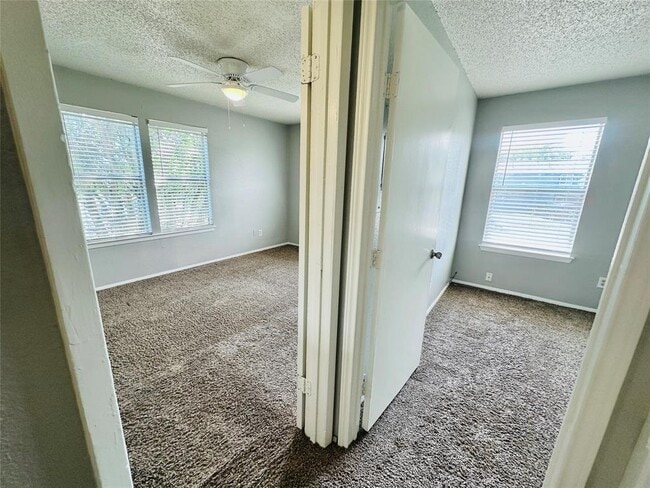 Building Photo - 5305 Woodland Oaks Ct