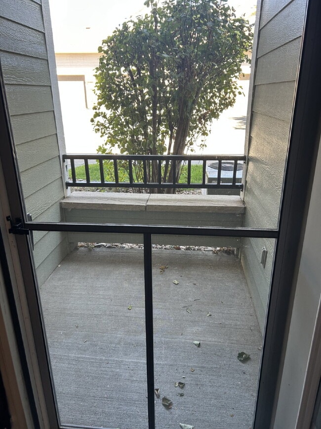 Building Photo - "Spacious 2-Bed, 2-Bath Condo Retreat in T...
