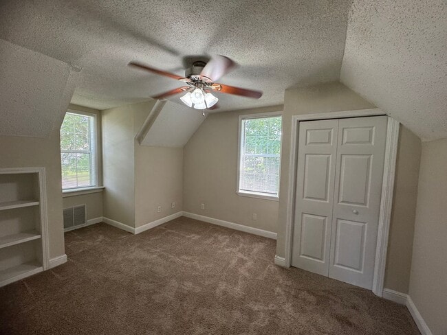 Building Photo - Cozy Single Family Home