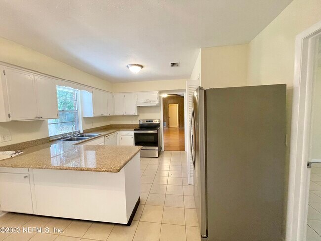 Building Photo - 5391 Golf Course Dr