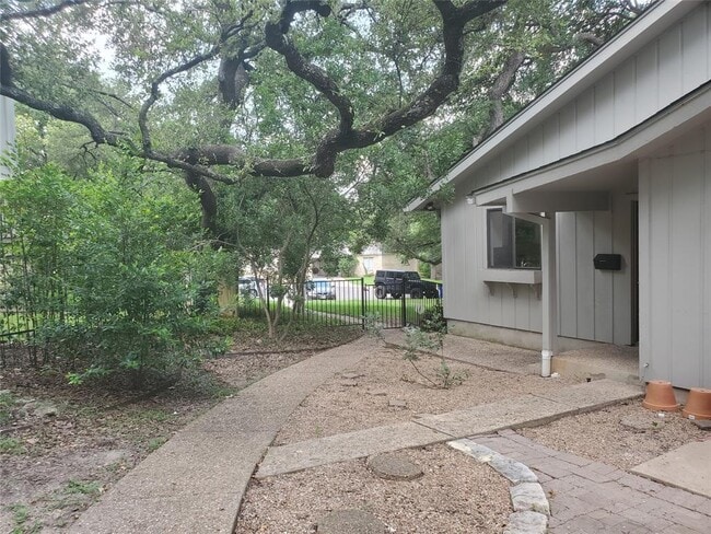 Building Photo - 3000 Maywood Cir