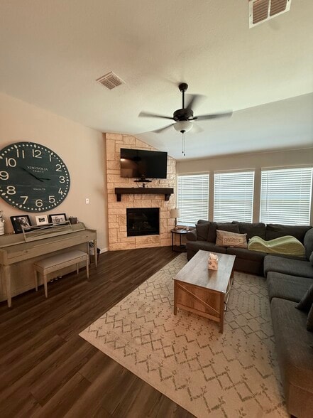 Building Photo - 928 Pinnacle Breeze Dr