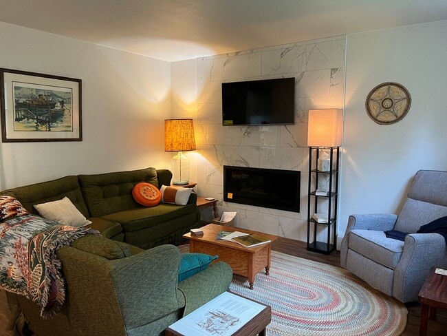 Building Photo - 3 Bed 2 Bath Fully Furnished Unit in Fairbanks- SORRY, NO PETS!