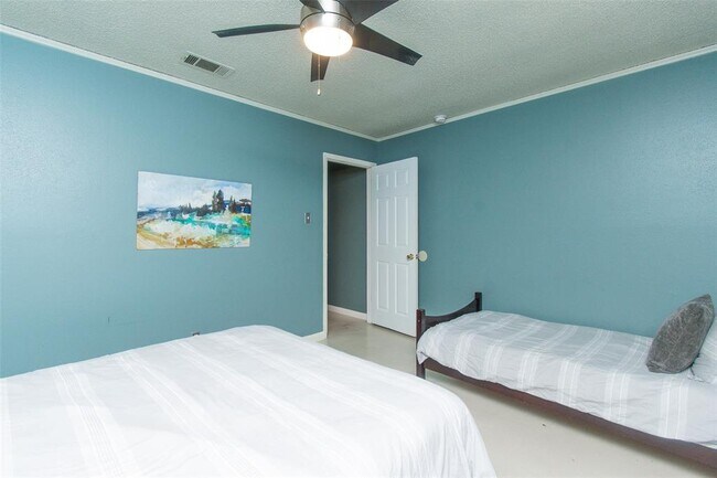 Building Photo - 2524 Berkett Dr