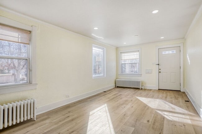 Building Photo - Charming and updated bungalow located just west of Wash Park!! Move in Special 1-month free rent!