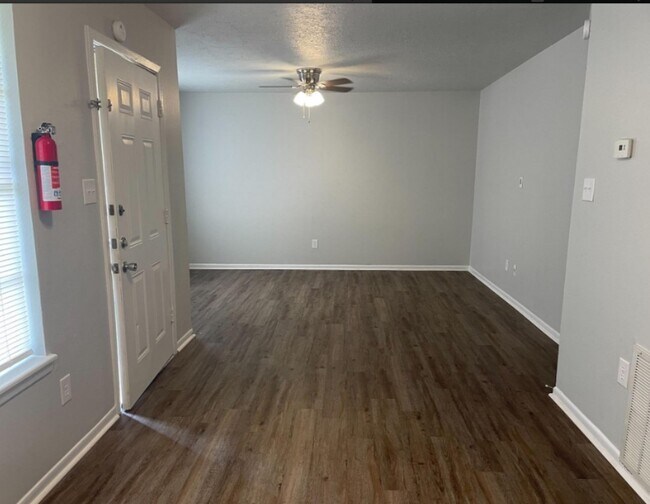 Building Photo - 1526 East Ave