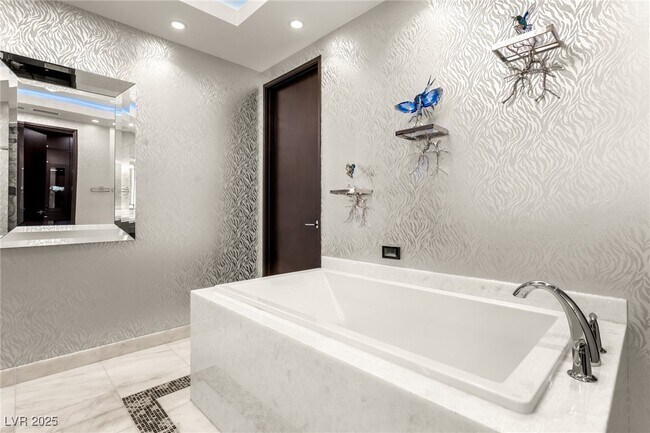 Building Photo - 3750 S Las Vegas Blvd