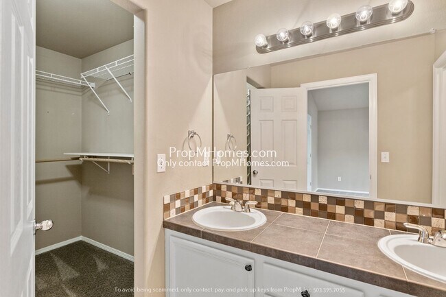 Building Photo - Cozy 3 Bedroom Home Close to Nike & Intel!