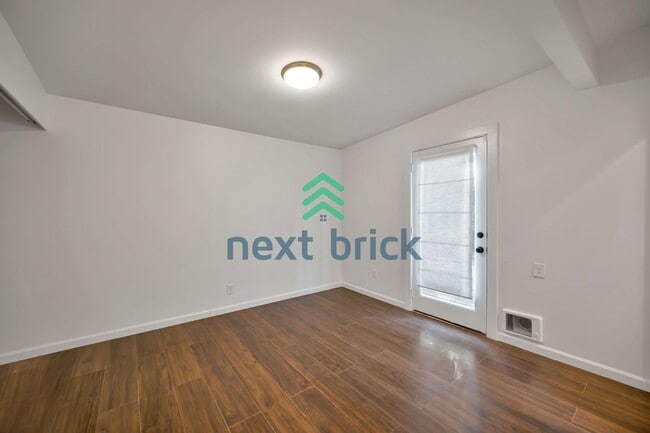 Building Photo - 2 Bed and 2 Bath Single Family is Available for Rent!