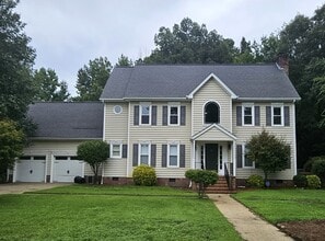 Building Photo - 402 E Raintree Ln