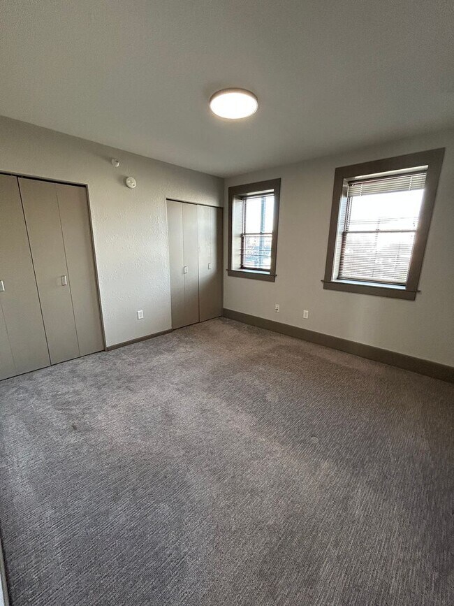Building Photo - Downtown living at its finest. Limited tim...