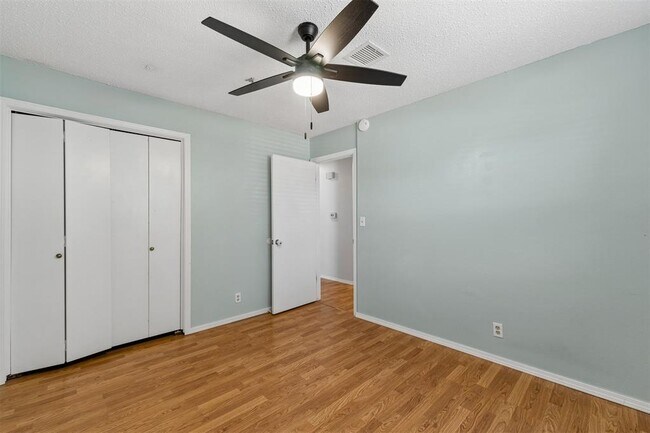 Building Photo - 213 S Silver Dr