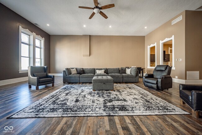 Building Photo - 12 E Washington St