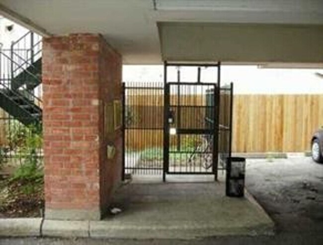 Building Photo - WEST CAMPUS - 2 BEDROOM - 2 BATHROOM  - AUGUST 2026 MOVE IN