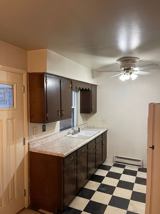 Primary Photo - Start the New Year off in this cozy 2 BR /...