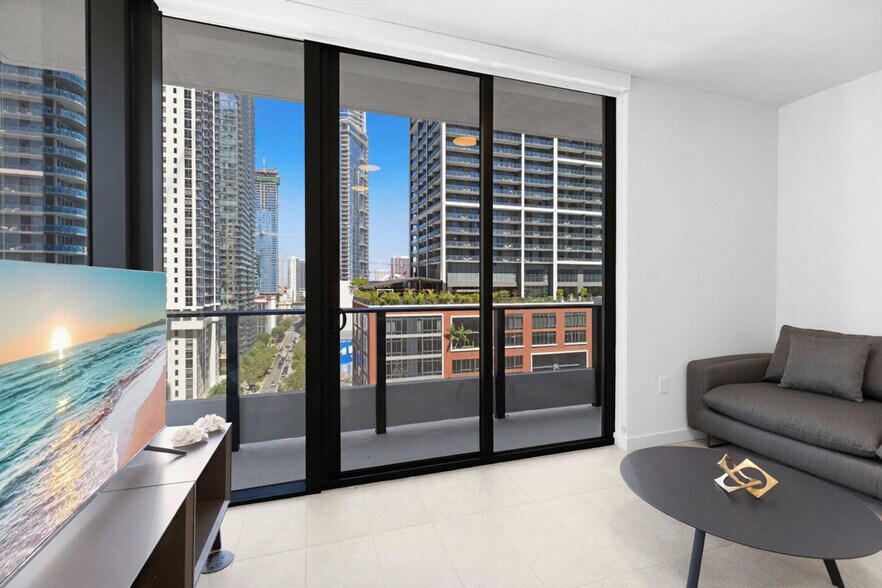 Building Photo - 501 NE 1st Ave