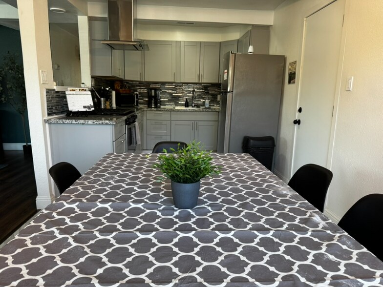 Building Photo - 2120 Kinsington St