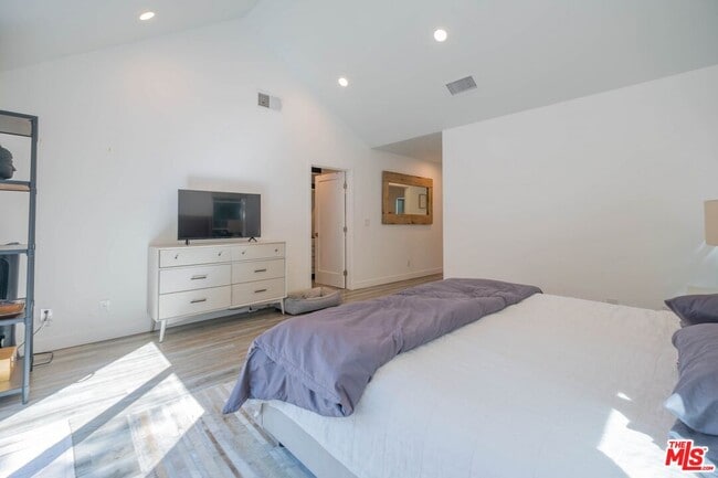 Building Photo - 2760 E Glenoaks Blvd