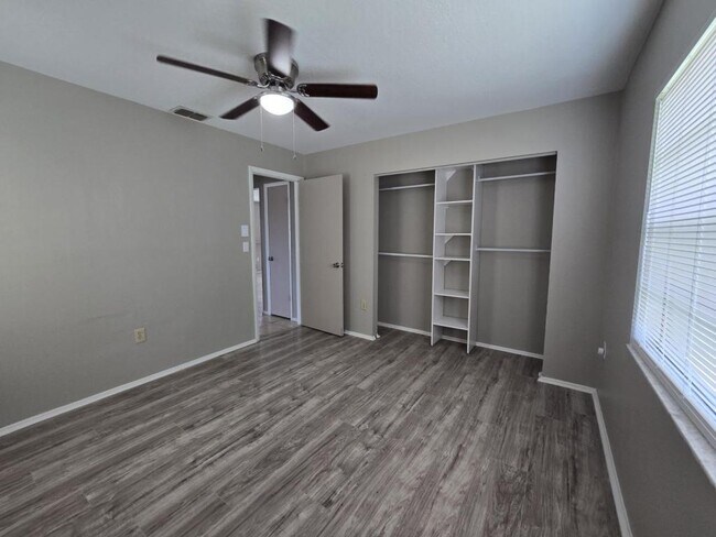 Building Photo - 12367 Linden Dr