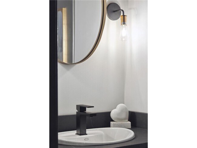 Building Photo - 253 Lake St E