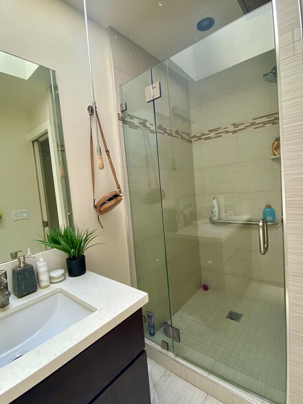 Ensuite bathroom with skylight - 1998 Pacific Ave