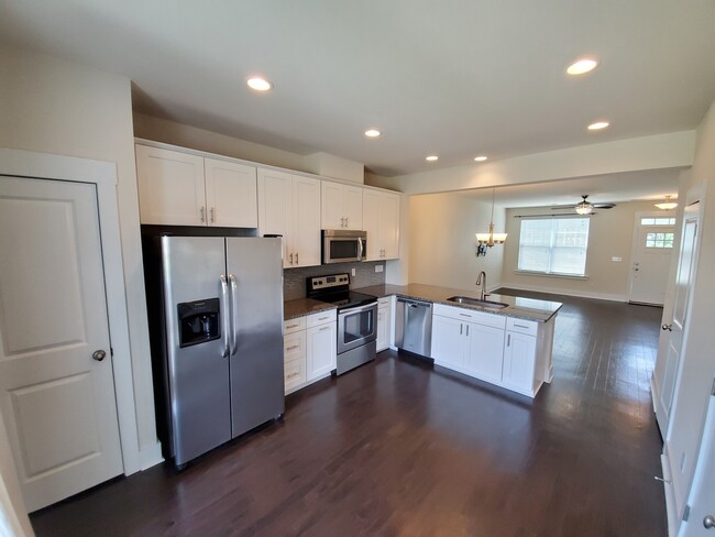 Building Photo - Beautiful townhouse close to uptown