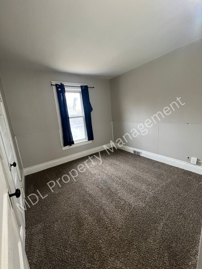 Building Photo - Spacious 5-Bedroom Home- This won't last l...