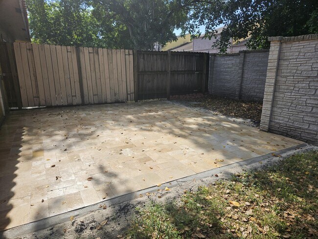Building Photo - 7910 NW 70th Ct