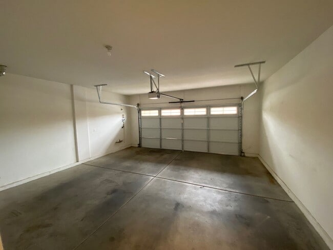 Building Photo - Beautiful 3 Bedroom 2 and 1/2 Bathrooms Ho...