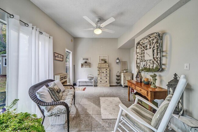 Building Photo - Updated 3 Bedroom in Central Location!