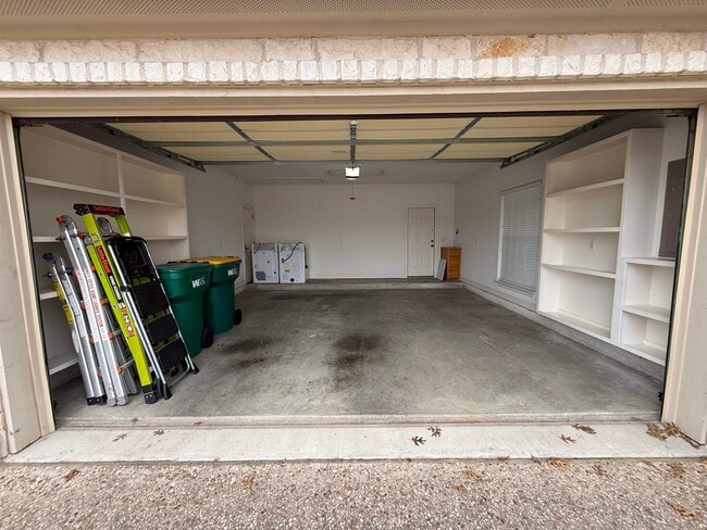 Building Photo - 1505 N Claremont Cir