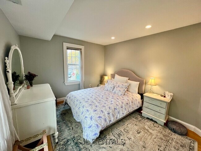 Building Photo - 150 Vassal Ln