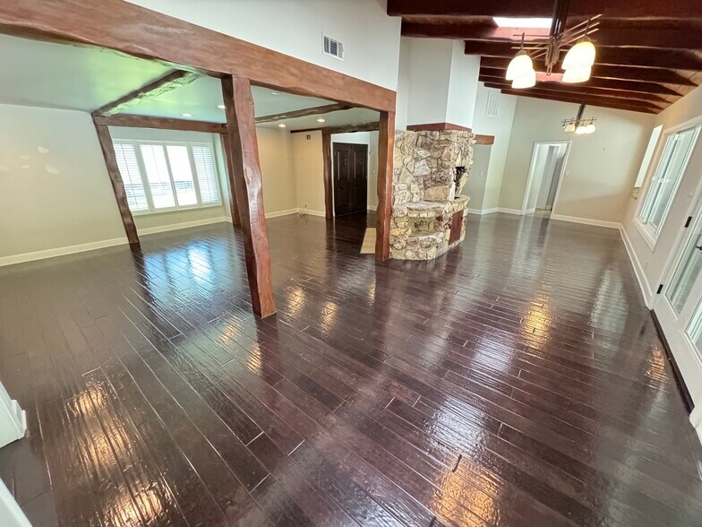 Building Photo - 3957 Woodfield Dr