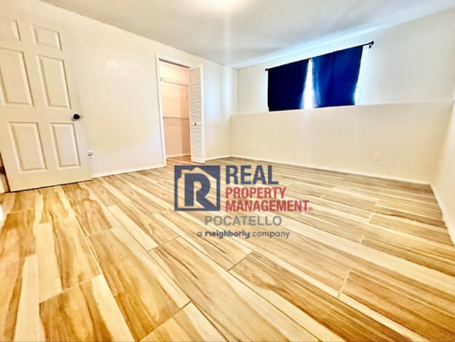 Building Photo - 5 Bedroom 3.5 Bath House - Pet Friendly