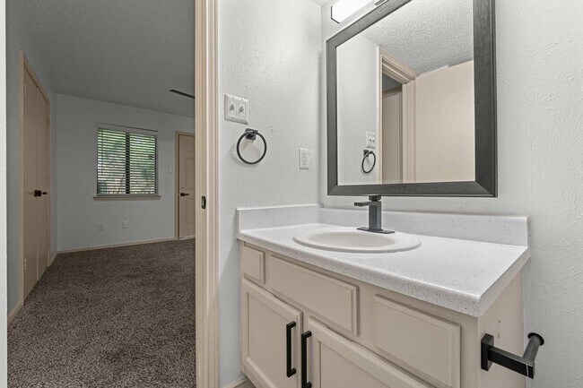 Building Photo - Little Creek Apartments – Your Ideal Home in Cedar Hill, TX!