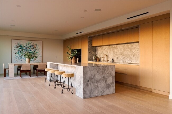 Building Photo - 838 N Doheny Dr