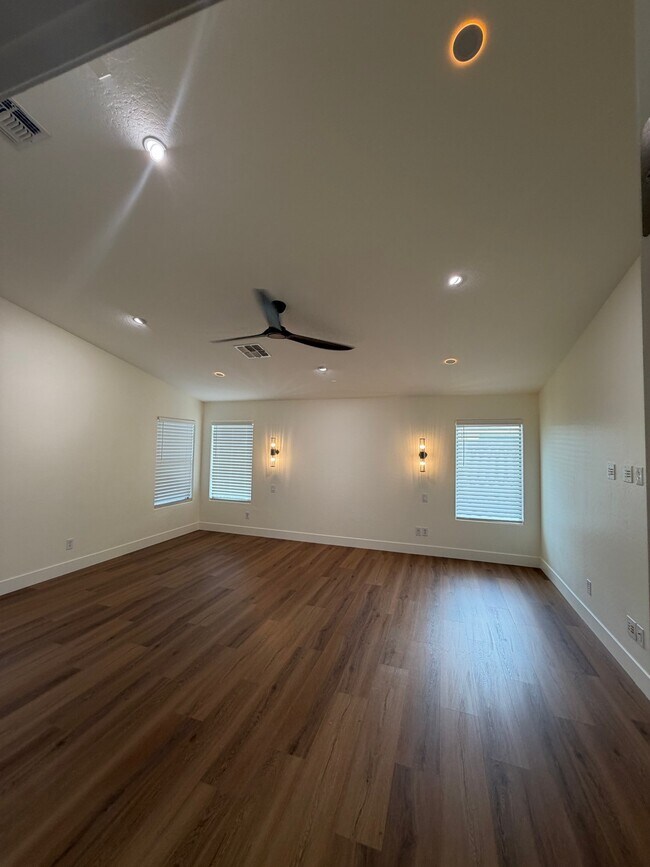 Building Photo - 2741 E Quiet Hollow Ln