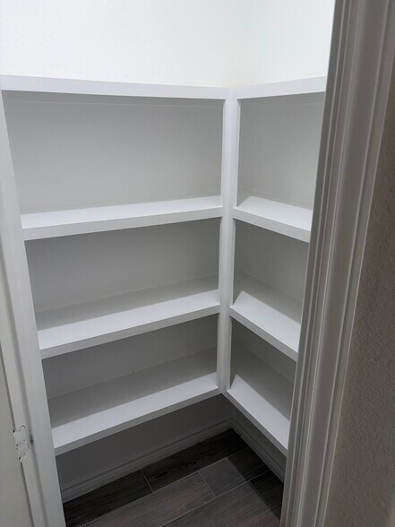Building Photo - 9814 Arbor Oak