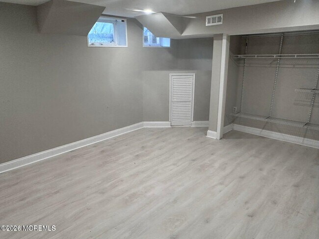 Building Photo - 225 Longwood Dr