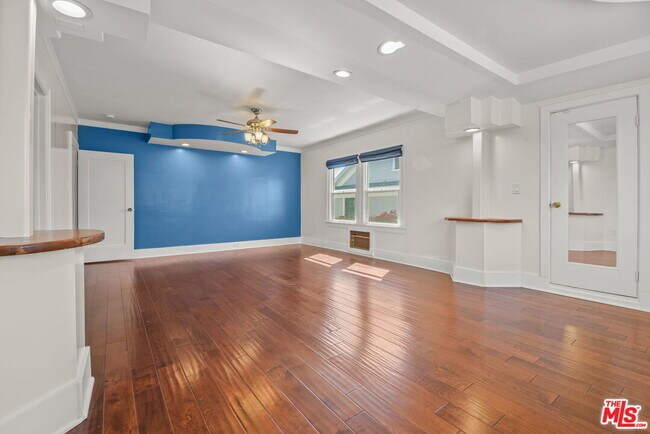 Building Photo - 975 Westchester Pl