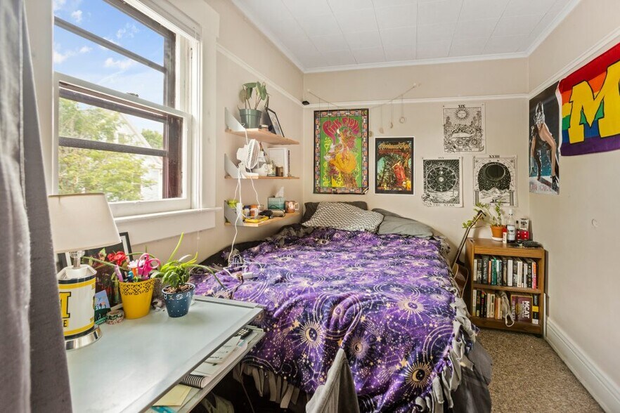 2nd floor study pat of spacious room. - 433 Hamilton Pl