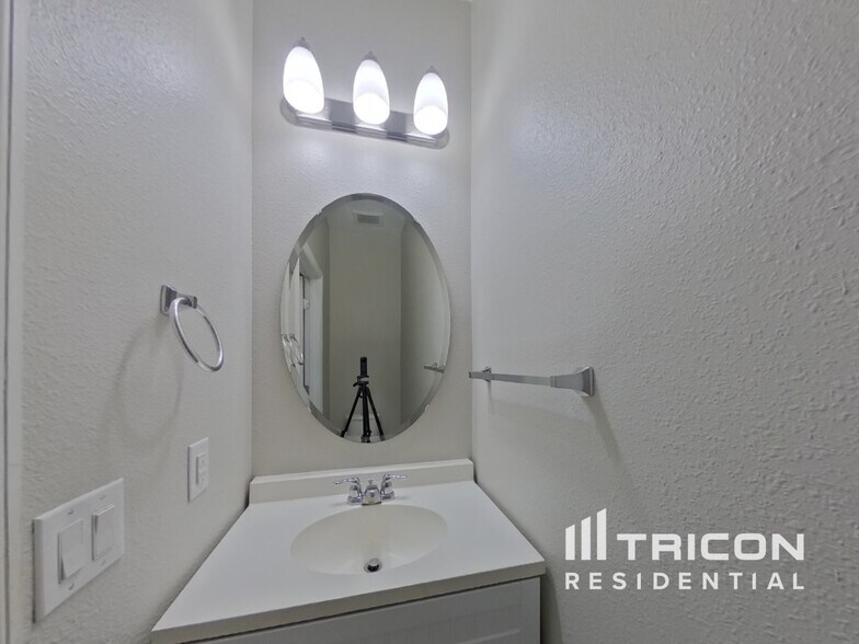 Building Photo - 5263 Villa Rosa Ave