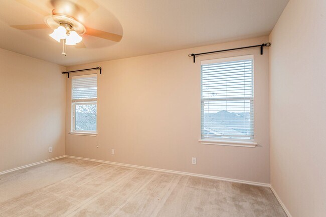 Building Photo - 3/BR 2.5/BA Cozy Two-Level Home with Fence...