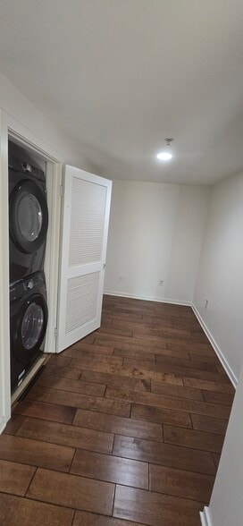 Building Photo - 411 W Seaside Way